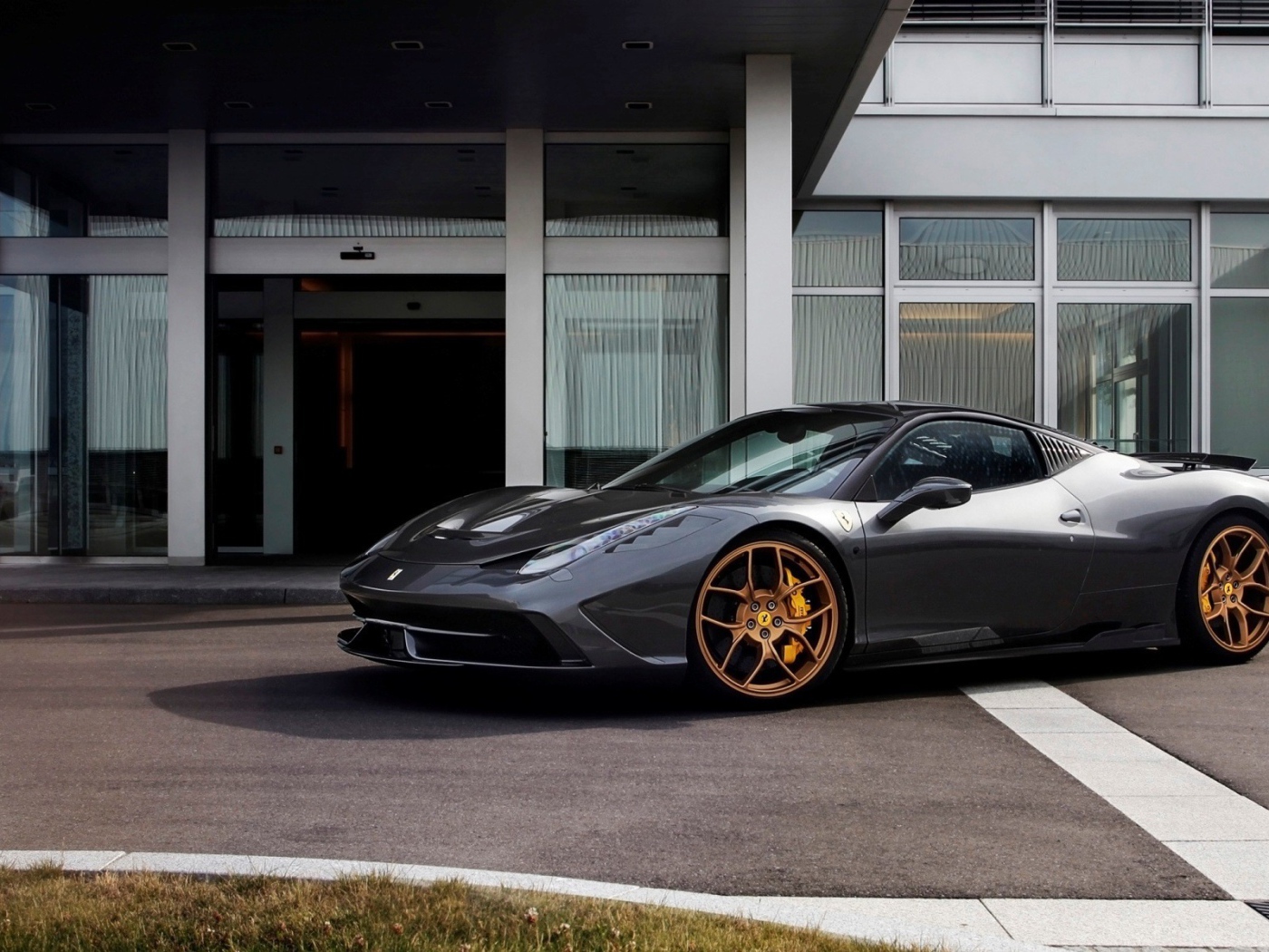 Черный Ferrari 458 Speciale у входа