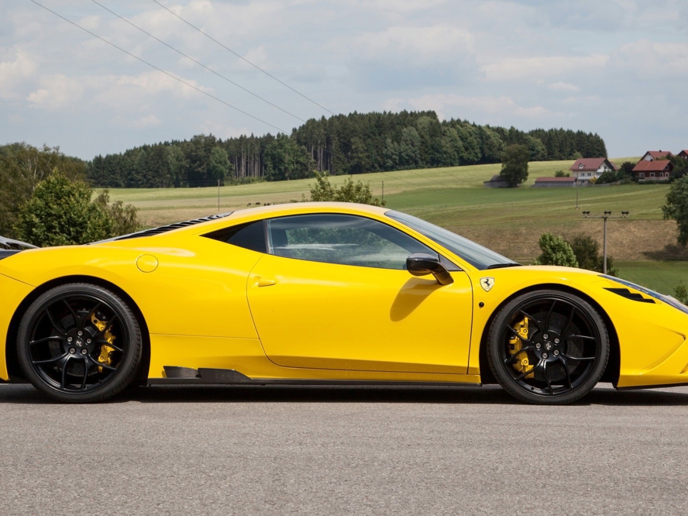 Автомобиль Ferrari 458 Speciale на фоне полей