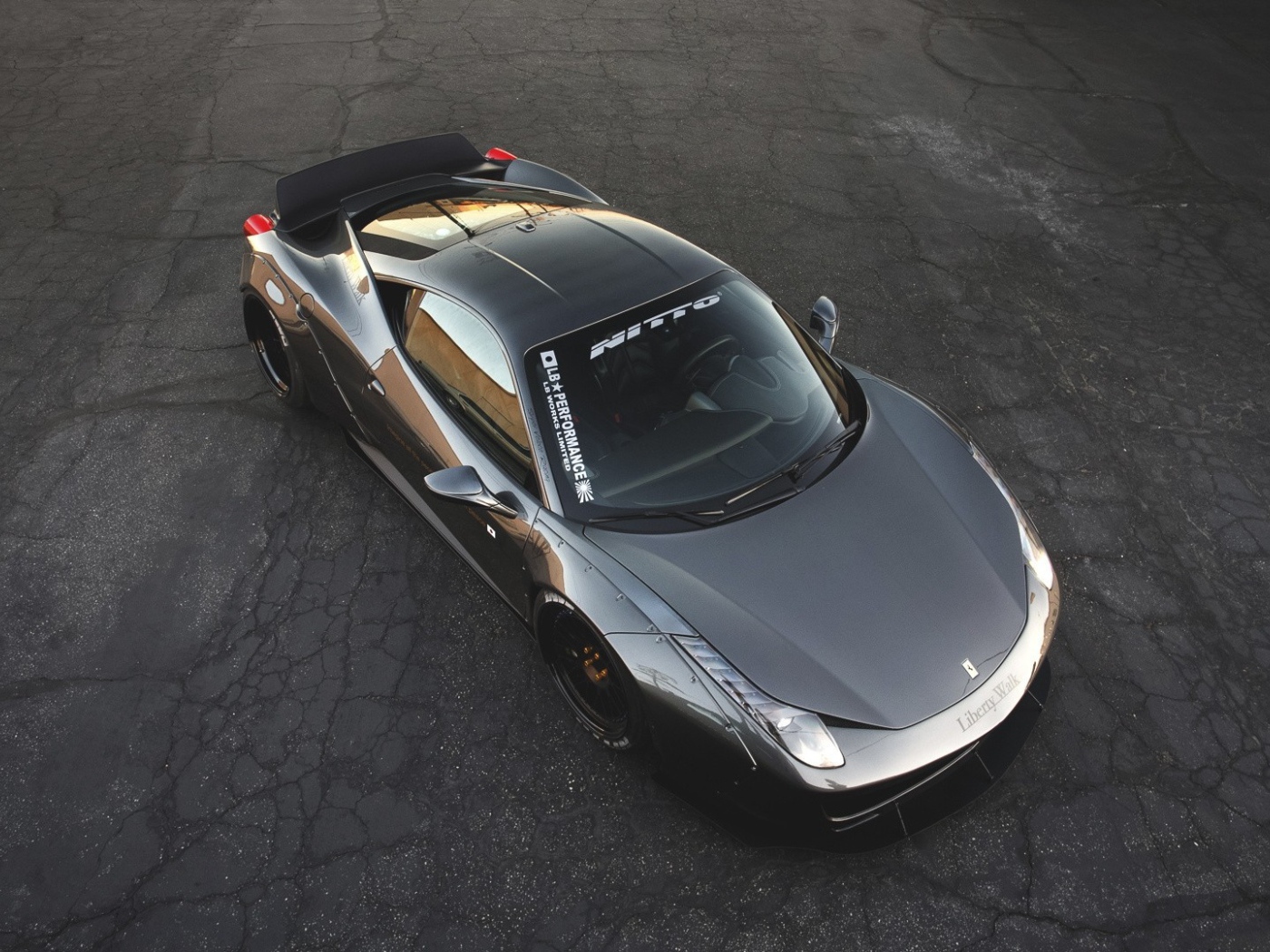 Гоночный Феррари на черном асфальте