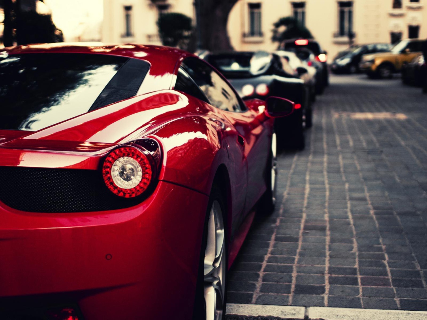 Красный Ferrari 458 припаркован на улице