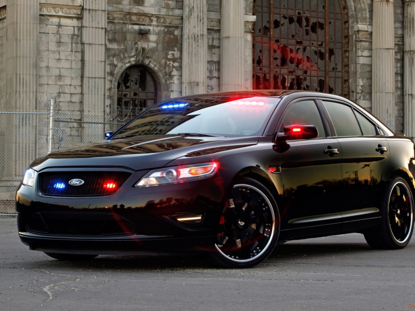 Полицейский автомобиль Форд