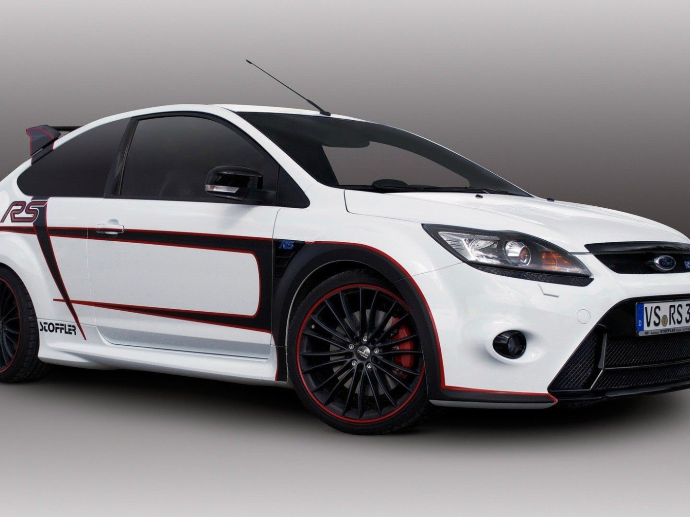 Новый белый Форд на сером фоне