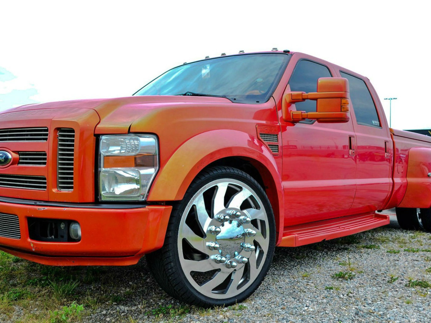 Мощный красный Ford F-350