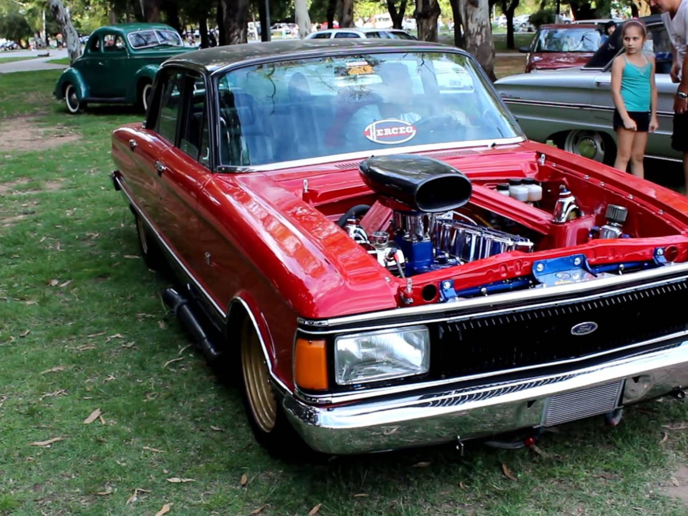 Красный Ford Falcon без капота