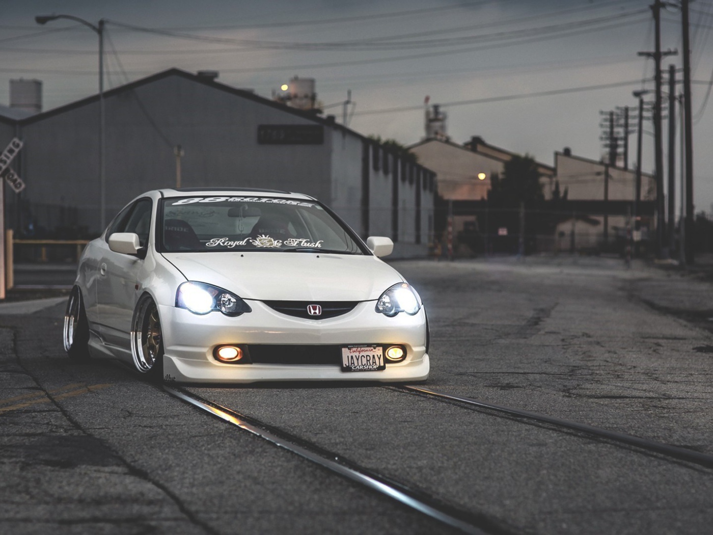 Белая Honda acura rsx на трамвайных рельсах