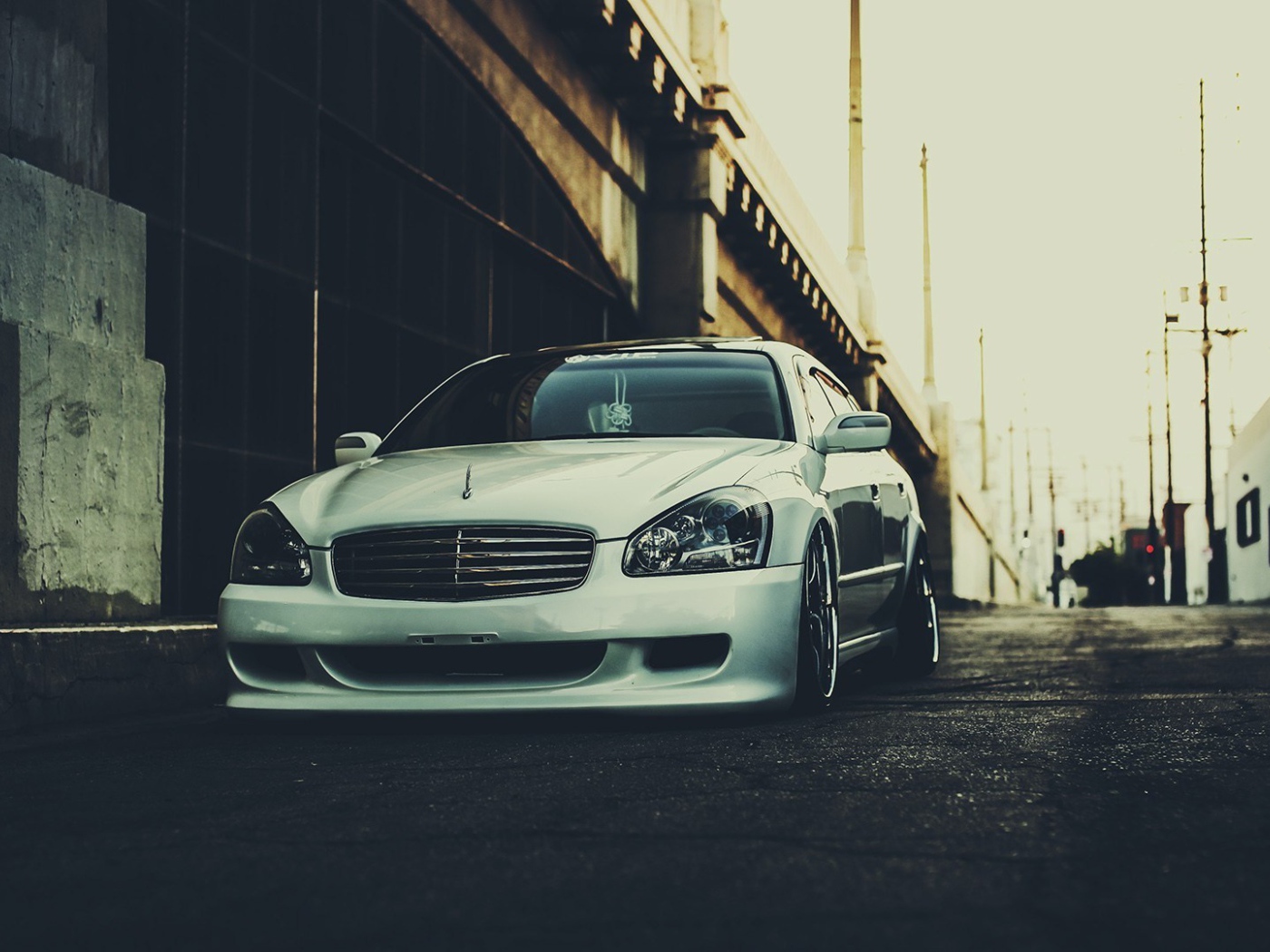 Белый Infiniti у эстакады