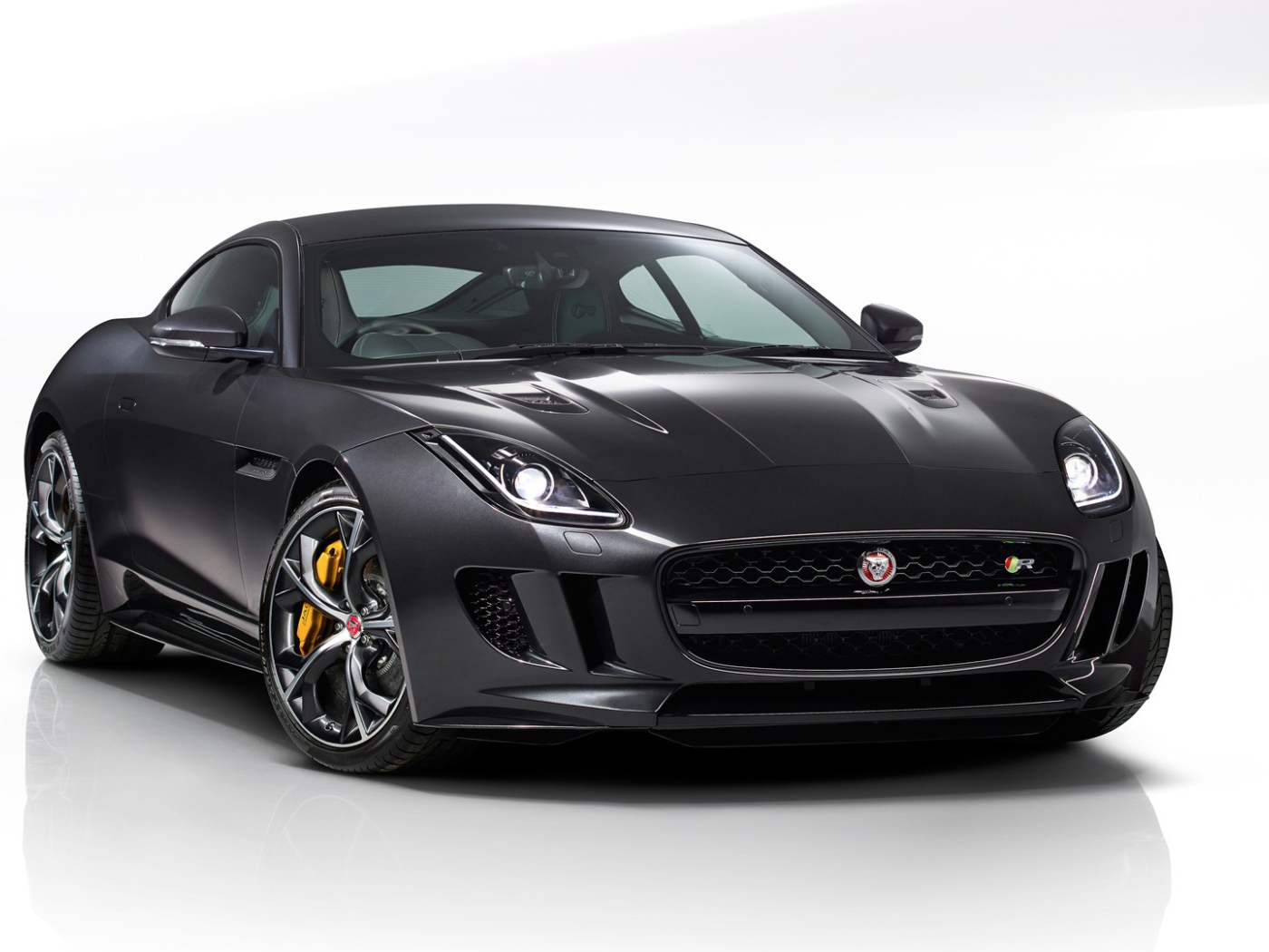 Черный автомобиль Jaguar F-Type