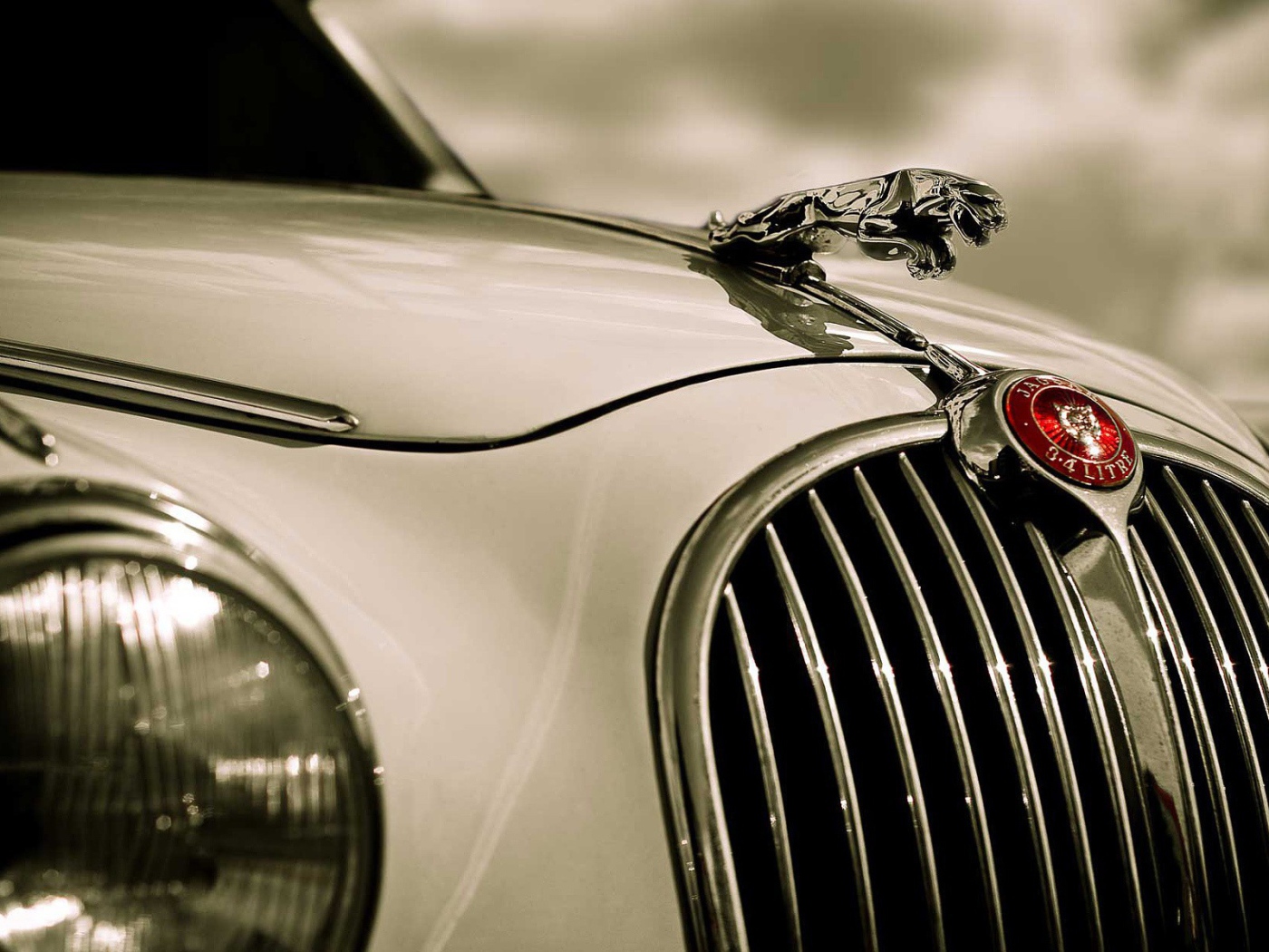 Фигурка на капоте Ягуара