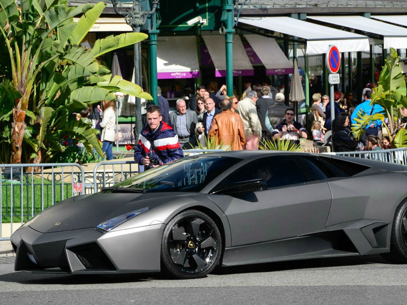 Черный Lamborghini Reventon на улице