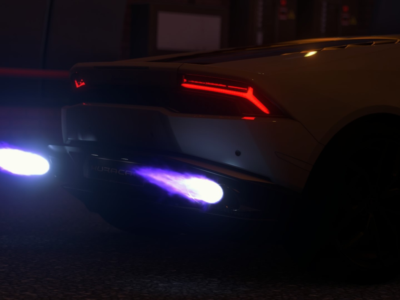 Голубые огоньки выхлопа Ламборгини