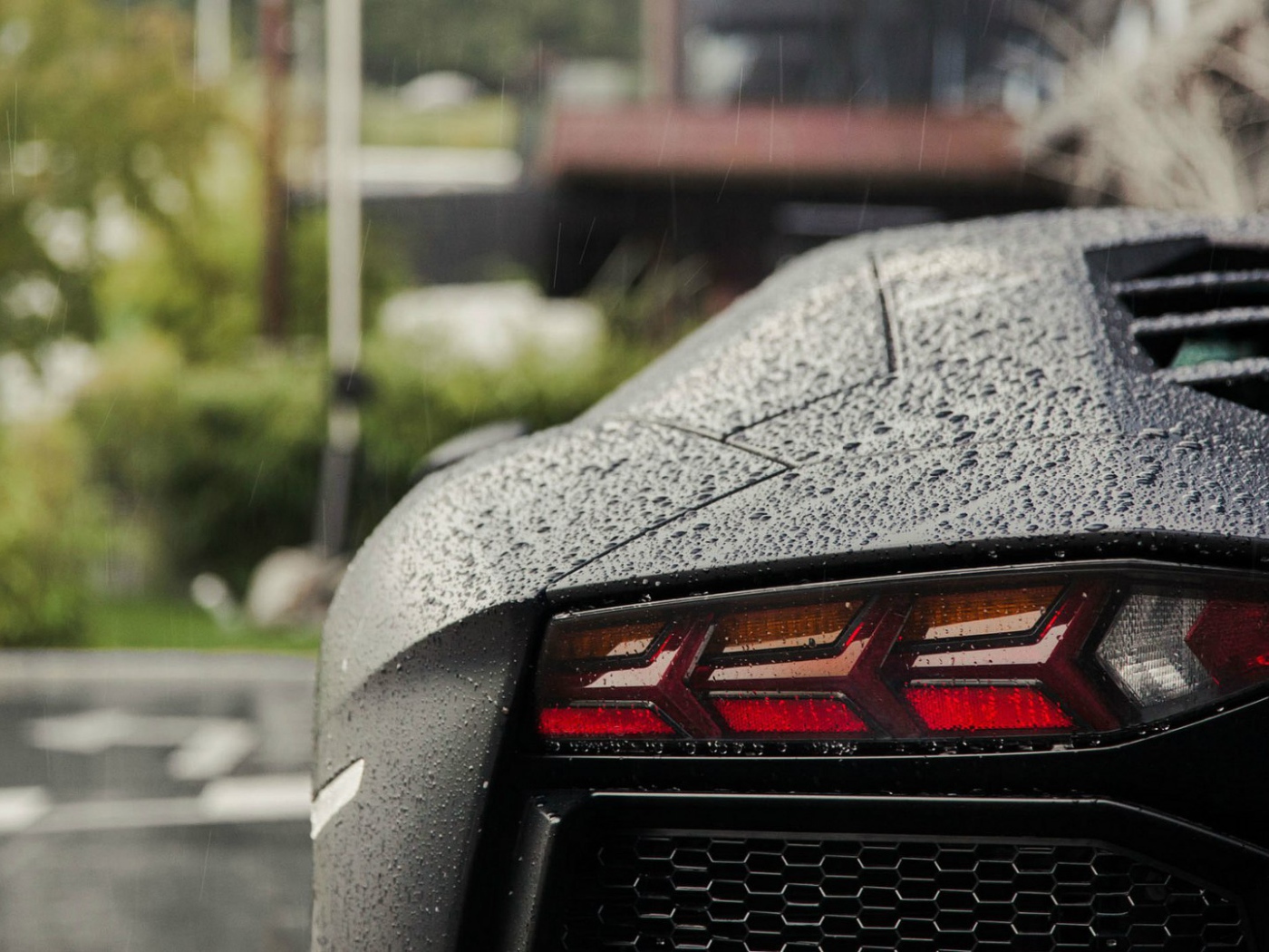 Автомобиль Lamborghini Aventador под дождем