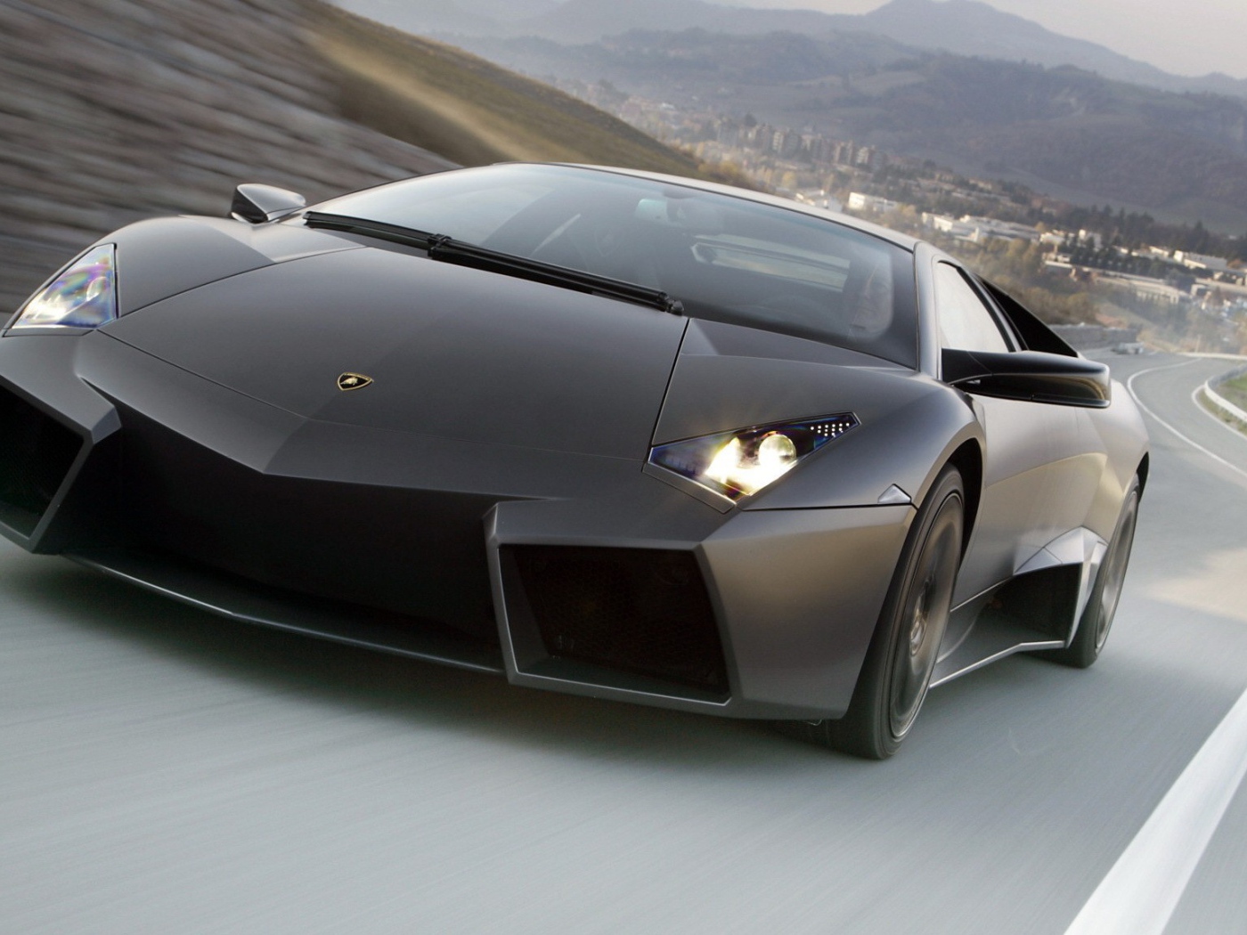 Lamborghini Reventon на загородном шоссе