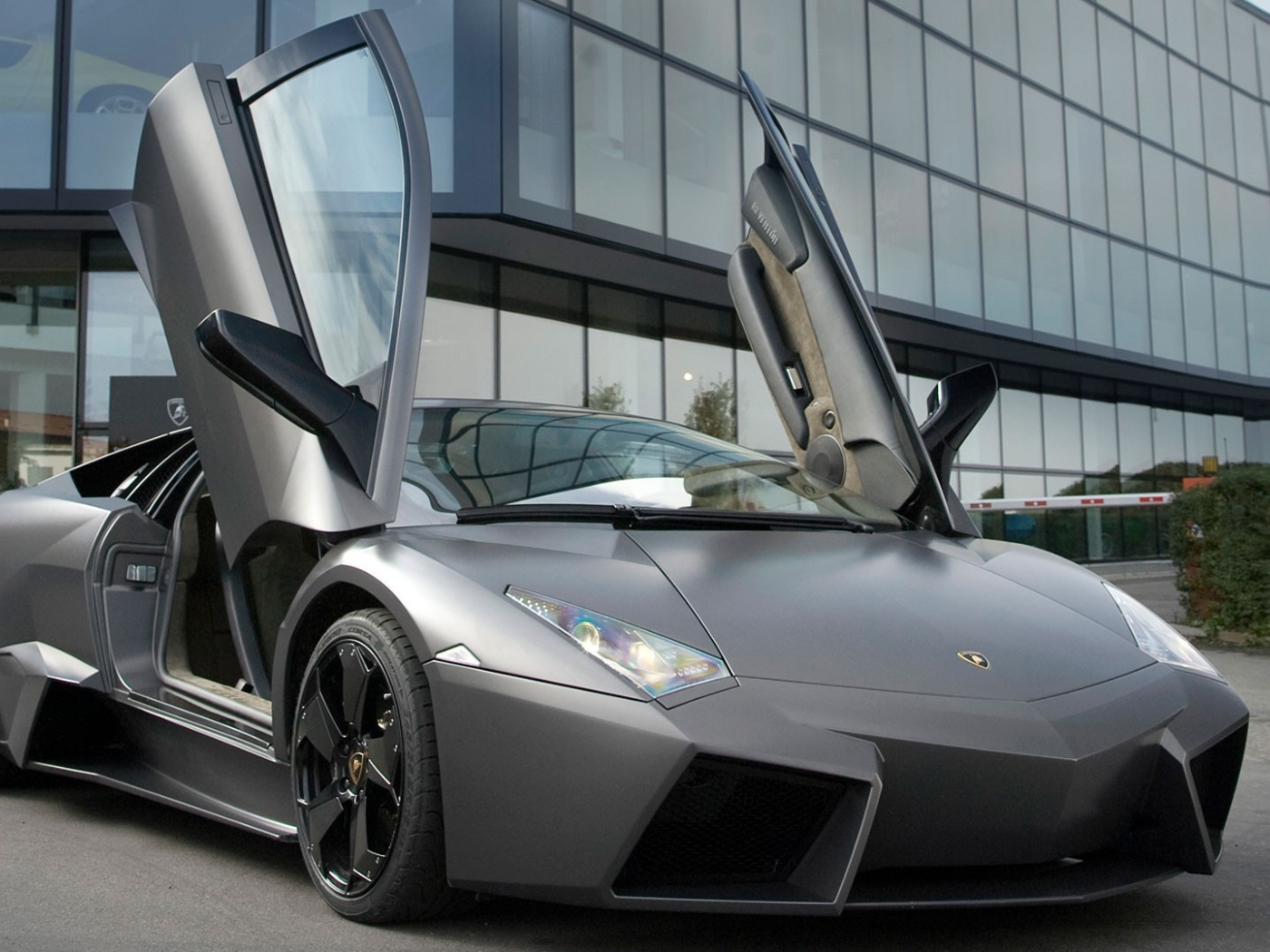Lamborghini Reventon с открытыми дверями