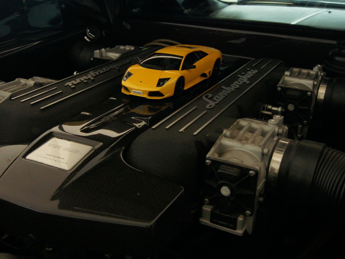 Модель автомобиля на двигателе Lamborghini