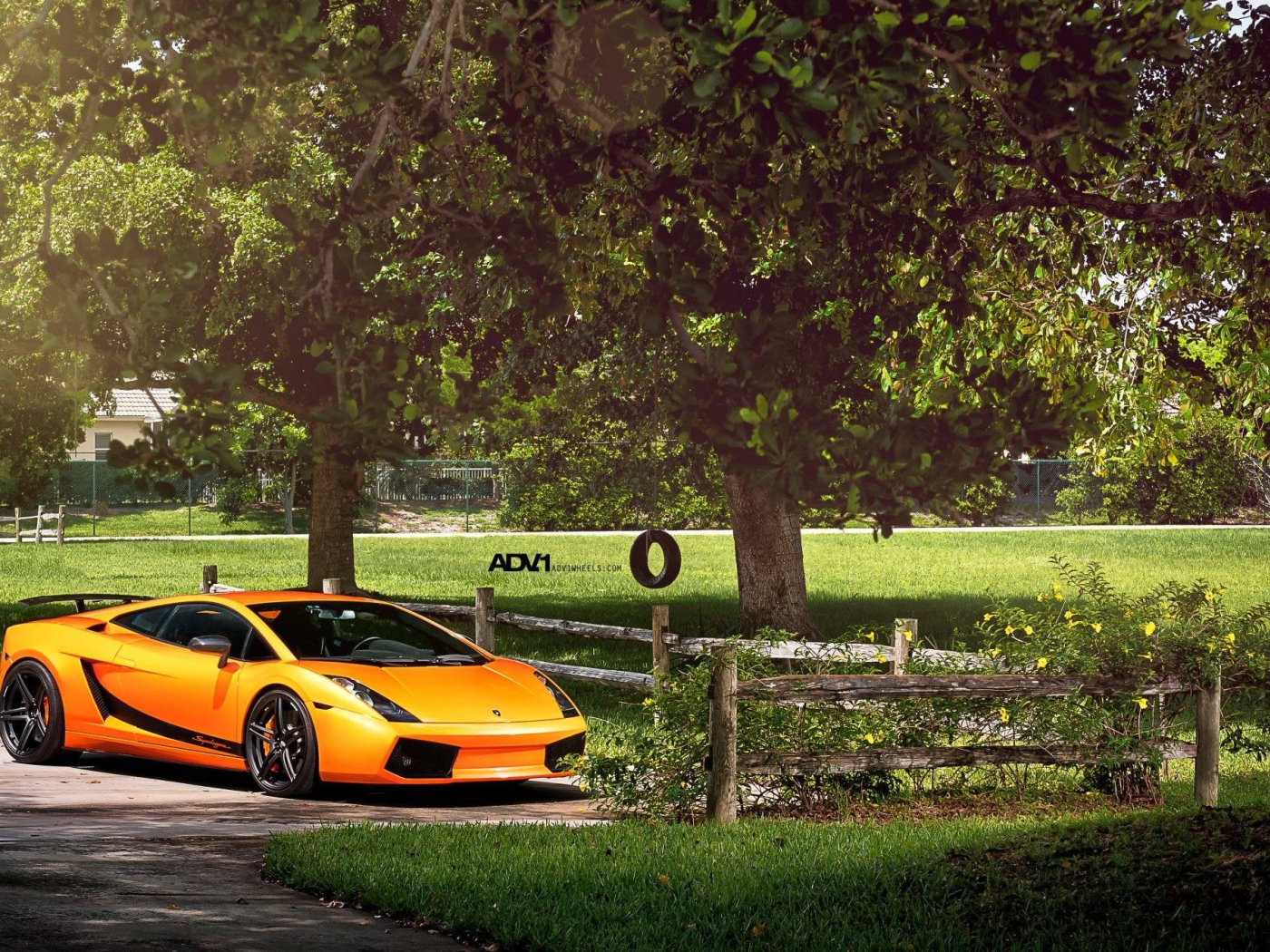 Оранжевый Lamborghini у фермерского забора