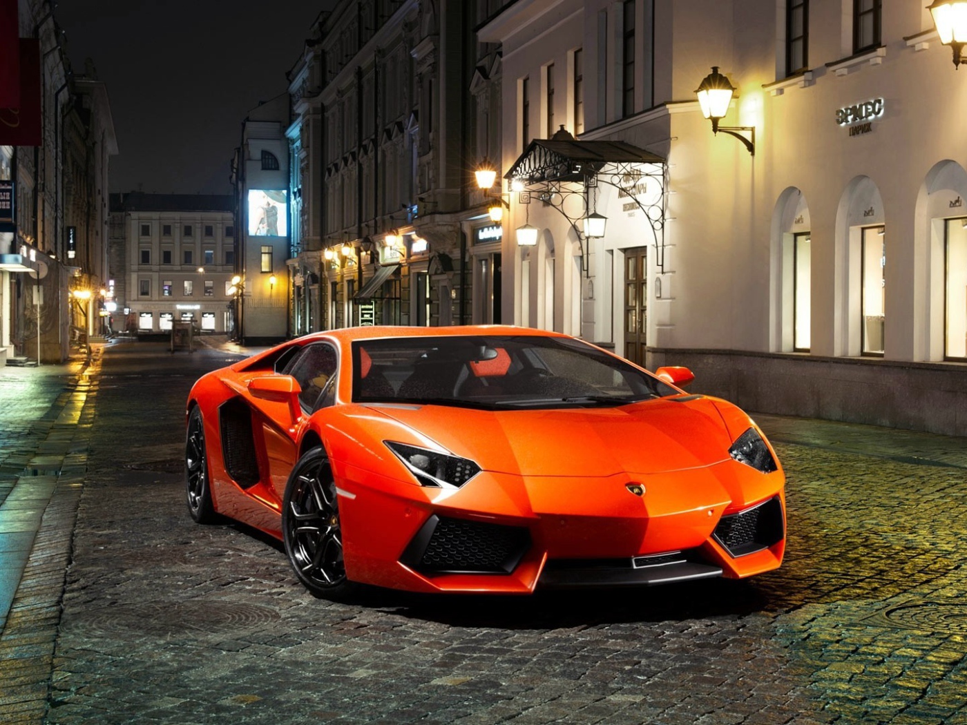 Оранжевый Ламборгини на пустой вечерней улице