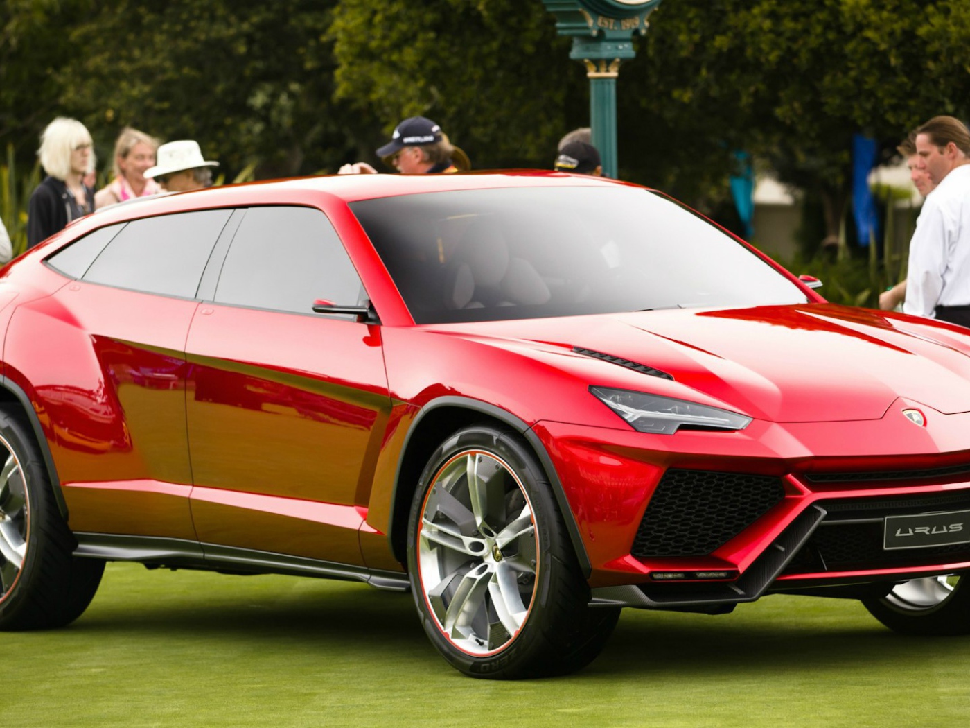 Красный Lamborghini Urus