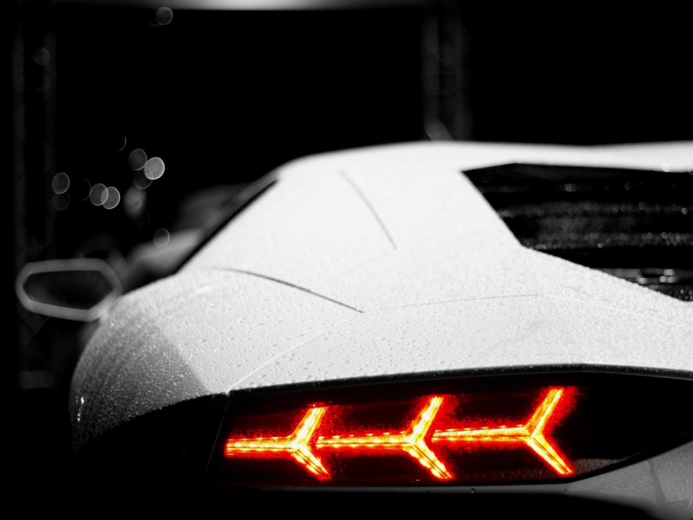 Строгие формы задних огней Lamborghini