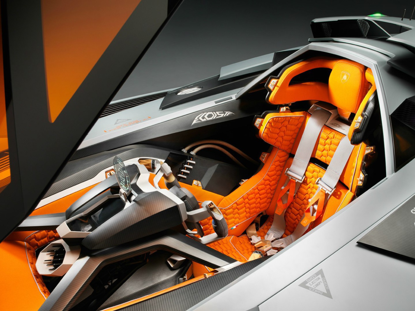 Водительское сиденье в  Lamborghini Egoista