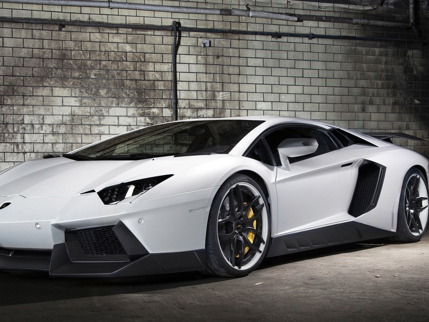 Белый Lamborghini Reventon