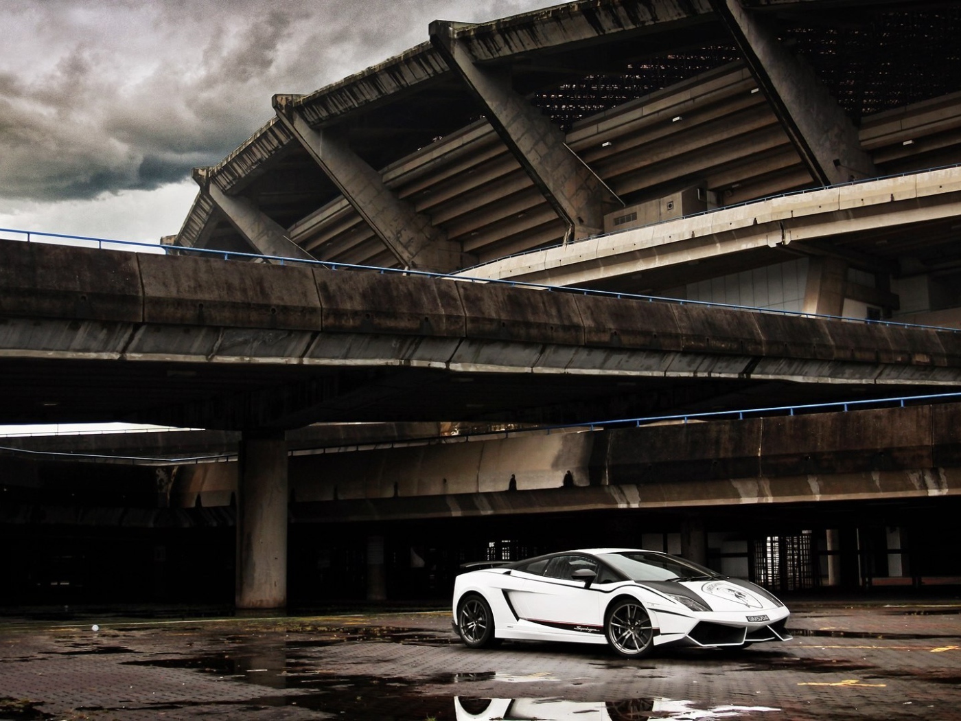 Белый Ламборгини у стадиона