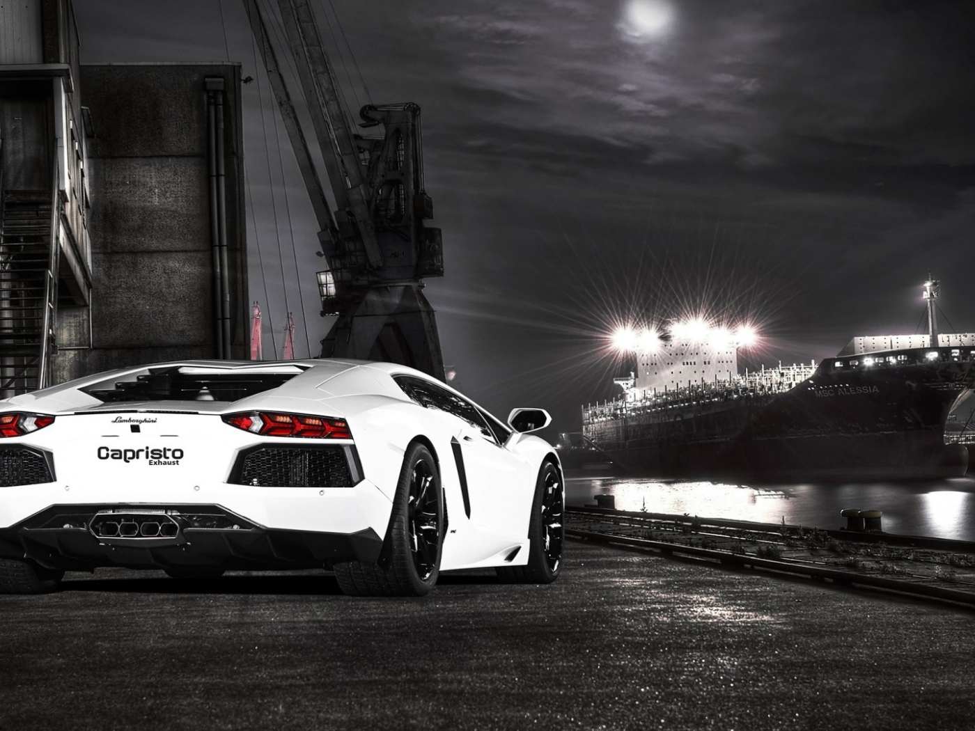 Белый Ламборгини на фоне корабля в порту