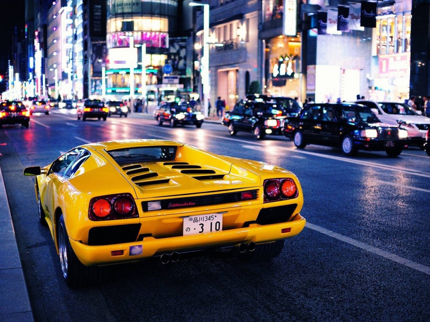 Желтый Ламборигини Diablo в Японии