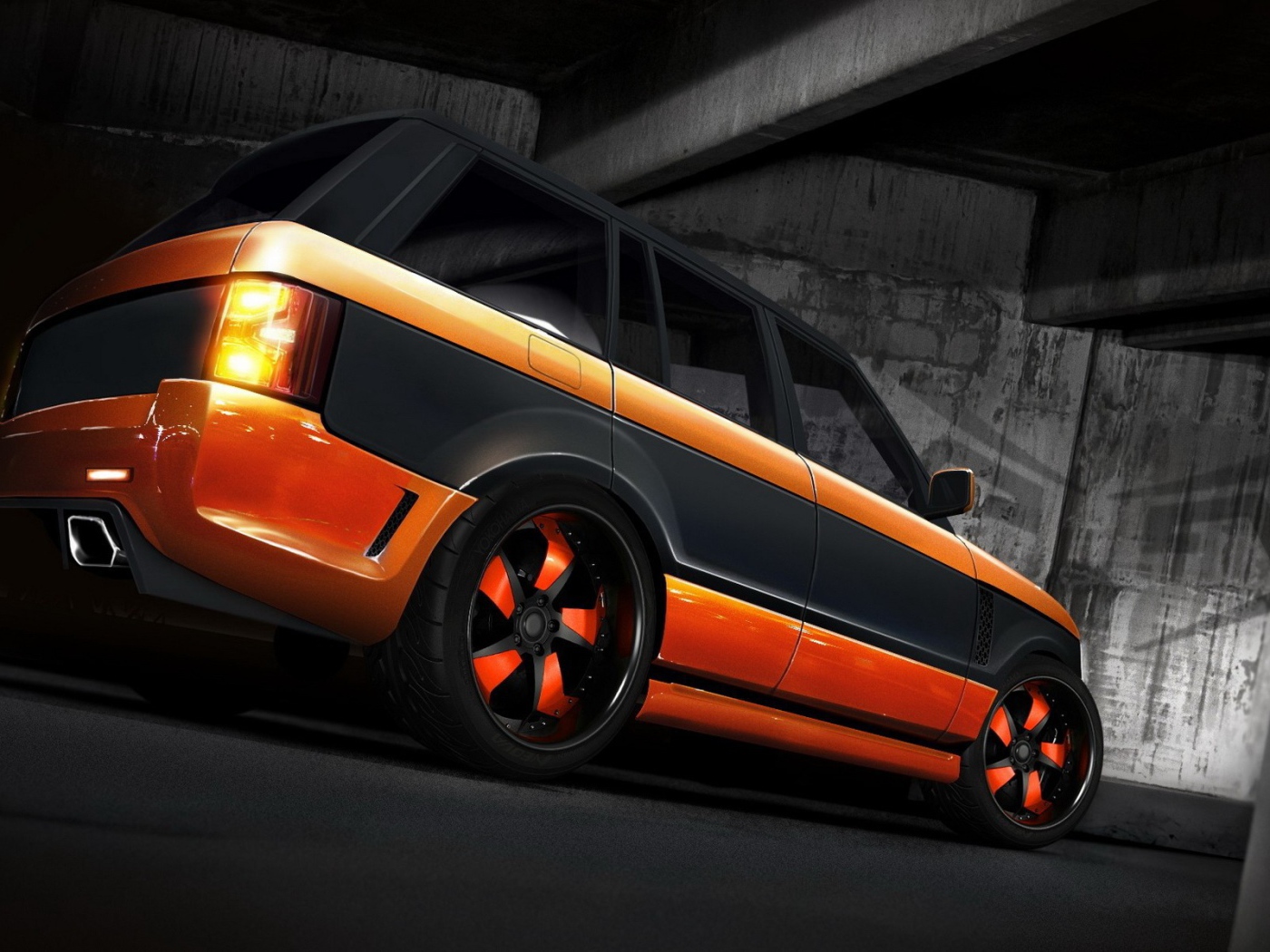 Оранжевый Land Rover с черной полосой
