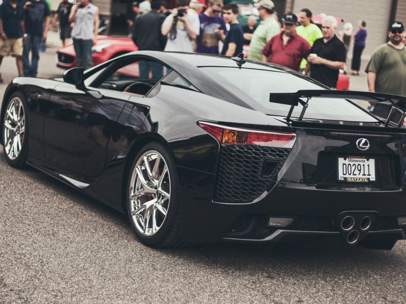 Черный автомобиль Lexus LFA