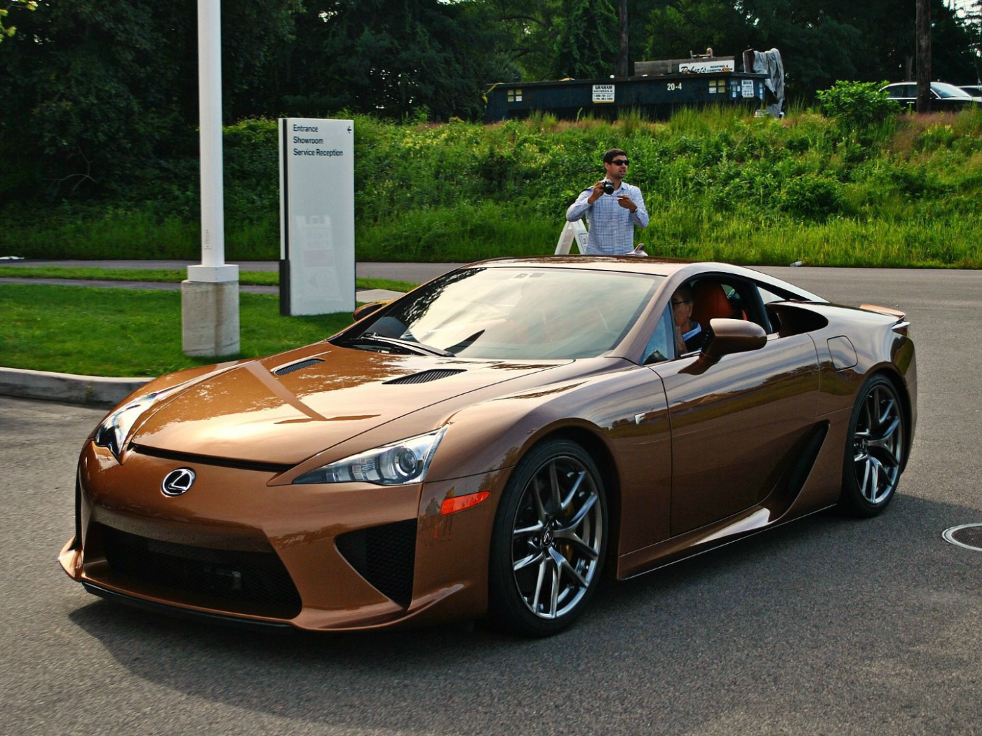 Коричневый автомобиль Lexus LFA