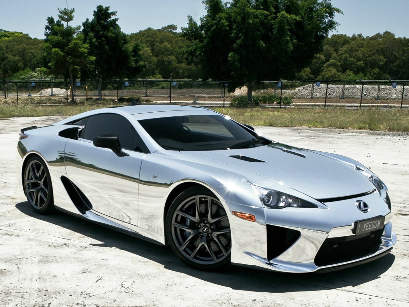 Серебристый автомобиль Lexus LFA