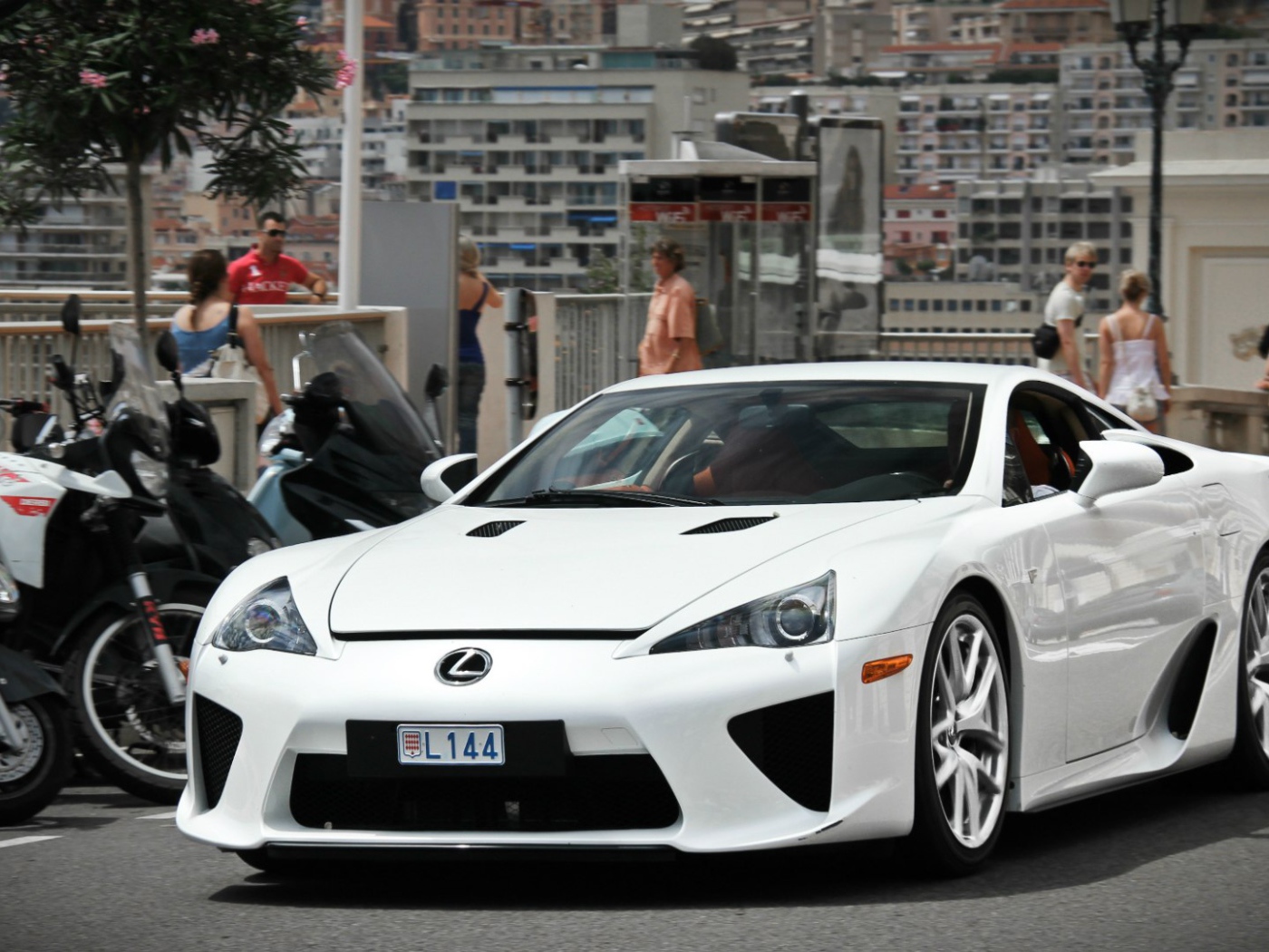 Белый автомобиль Lexus LFA