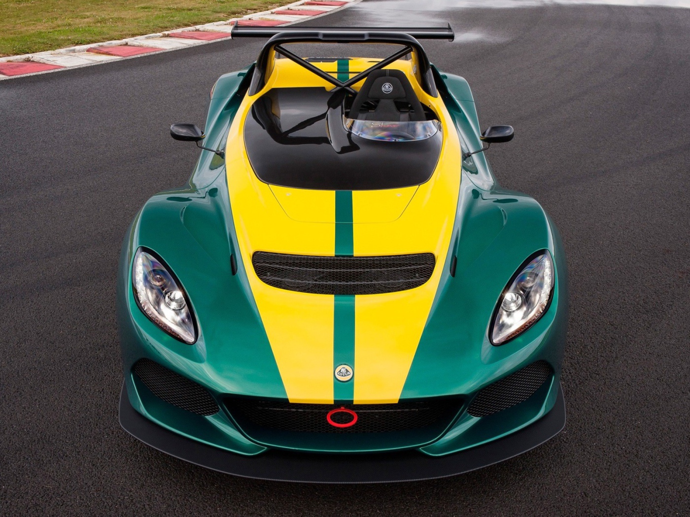 Гоночный Lotus 3-Eleven на автодроме