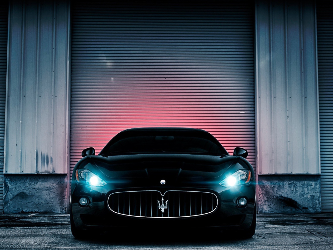 Неоновые фары черного Maserati