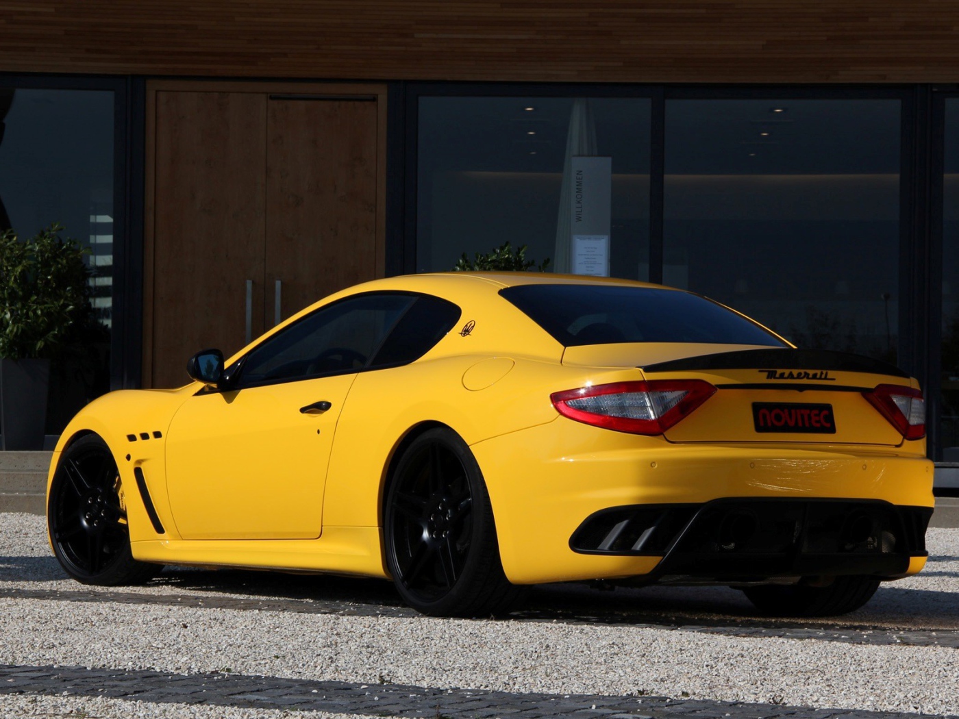 Желтый Maserati, вид сзади