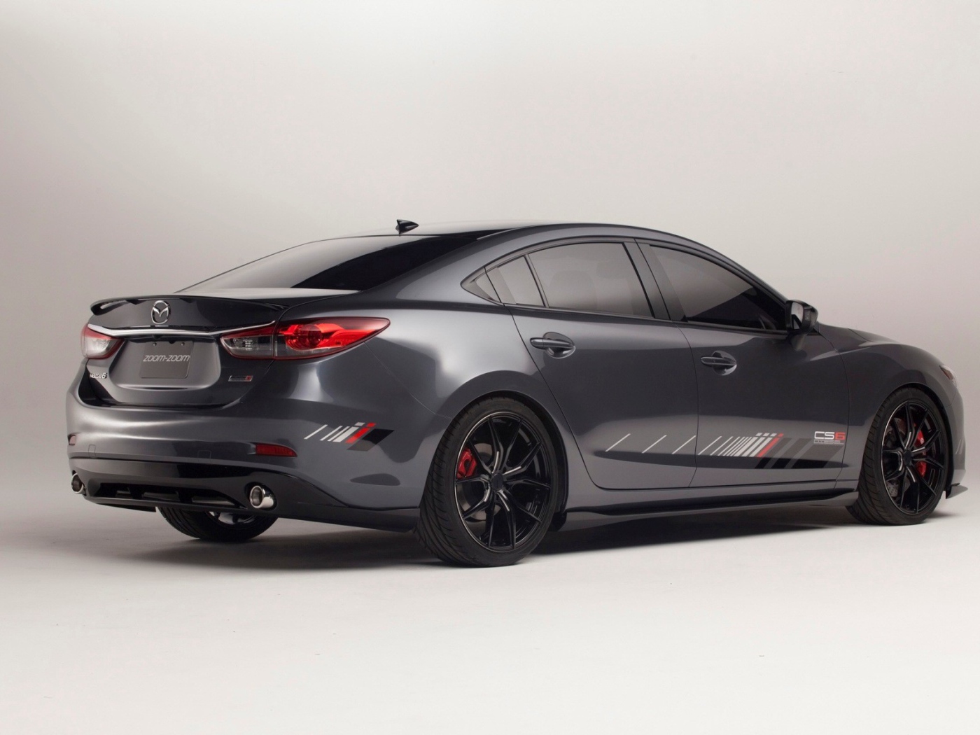 Концепт Mazda CS6 черного цвета