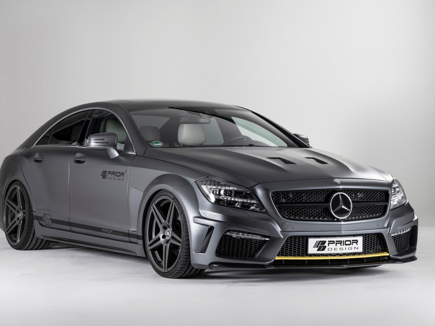 Красивый Mercedes-Benz CLS PD550 Black Edition