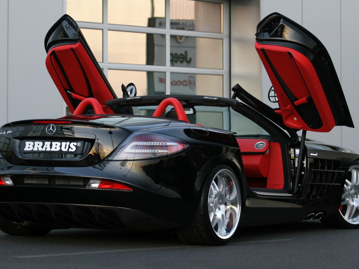 Черный Mercedes с открытыми дверями