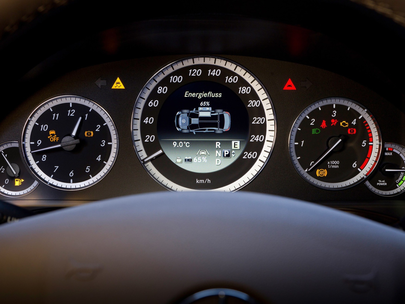 Панель приборов автомобиля Mercedes SLS