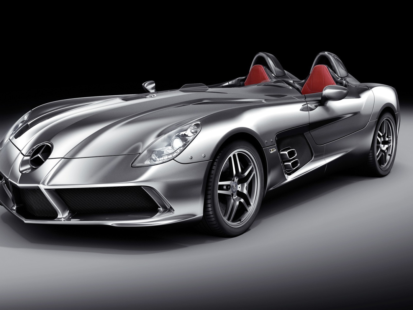 Серебристый двухместный Мерседес