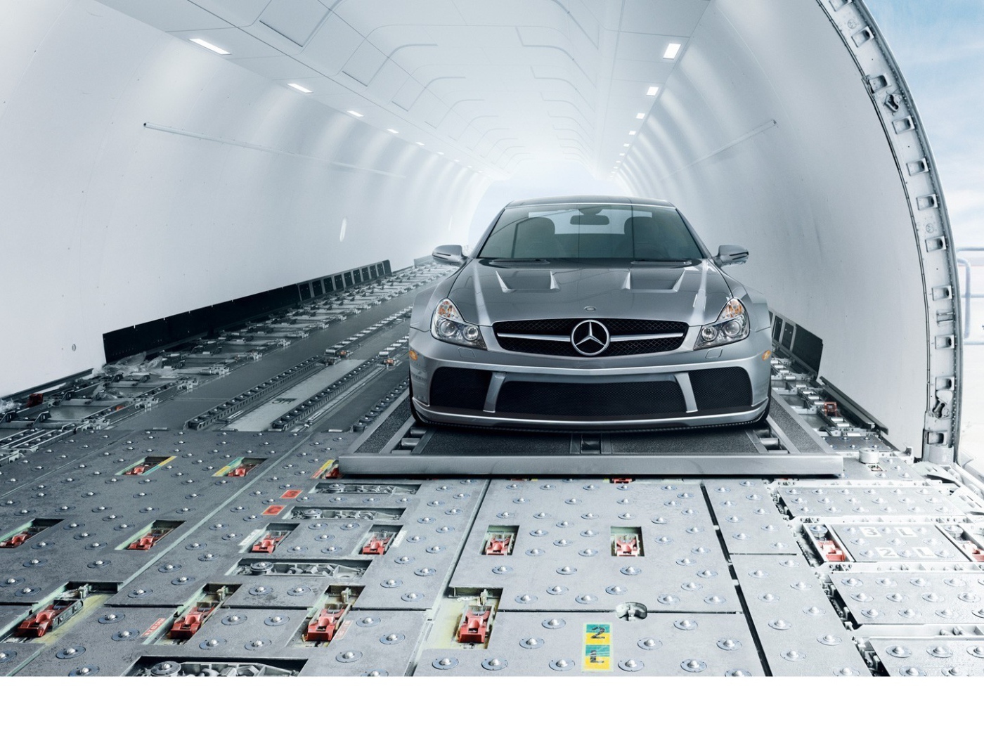 Серебристый Mercedes-Benz в транспортном самолете