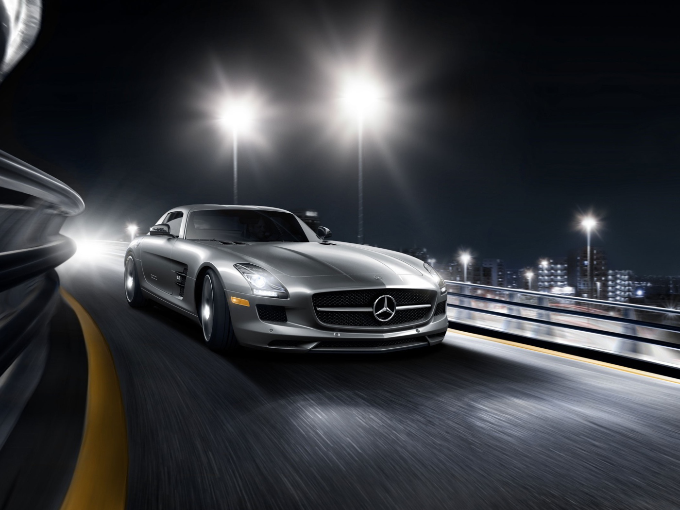 Серебристый спортивный Мерседес на повороте