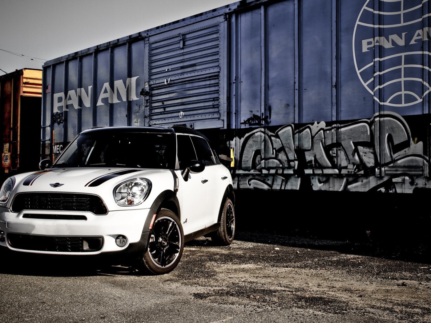 Белый Mini Cooper возле железной дороги