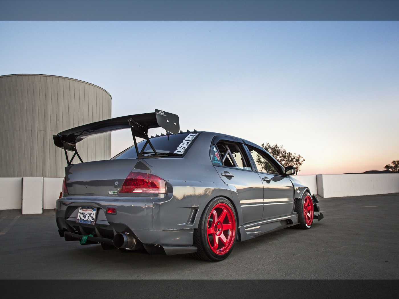 Серый автомобиль Mitsubishi Lancer Evo X