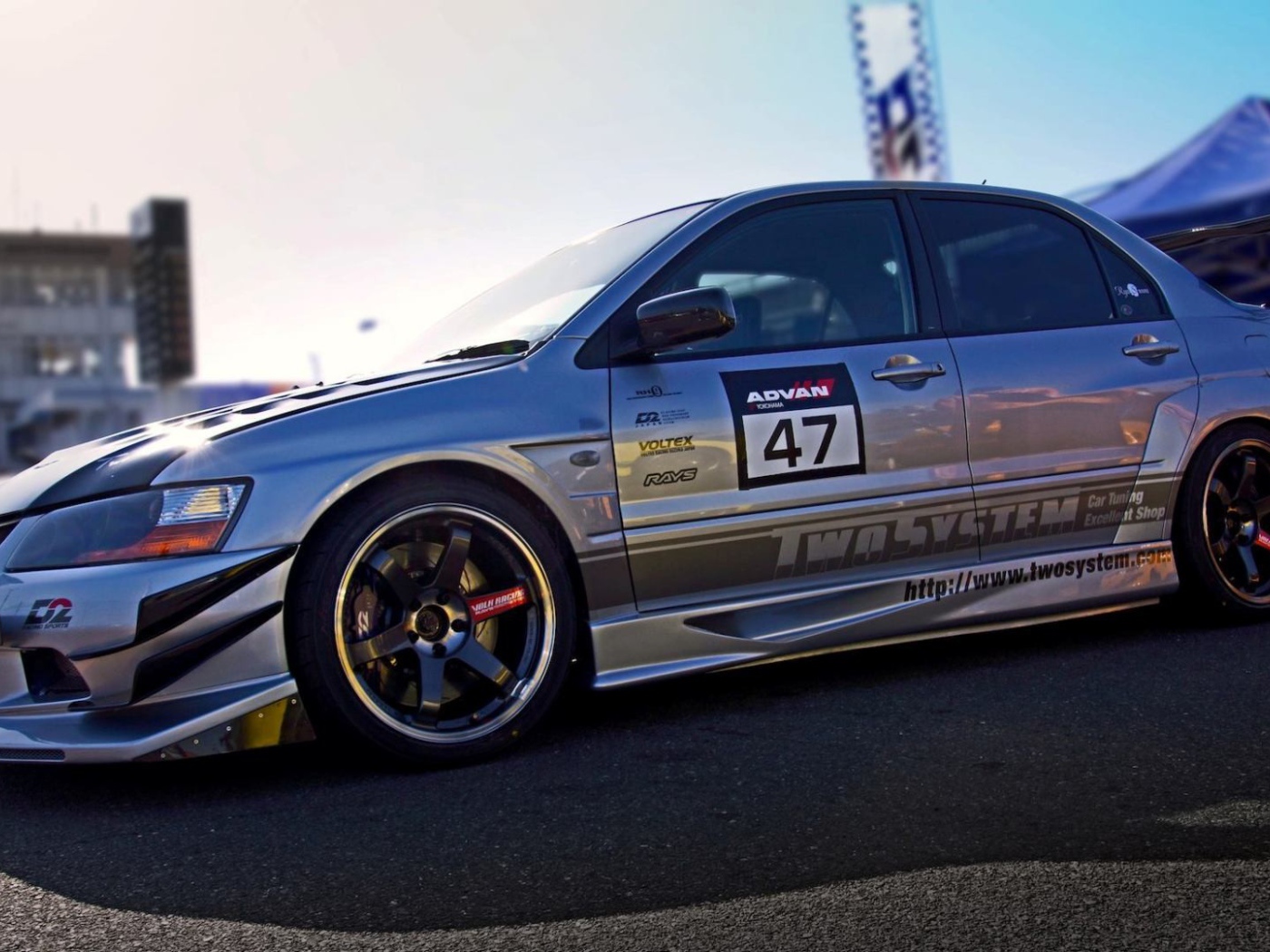 Серый спортивный Mitsubishi Lancer Evo X