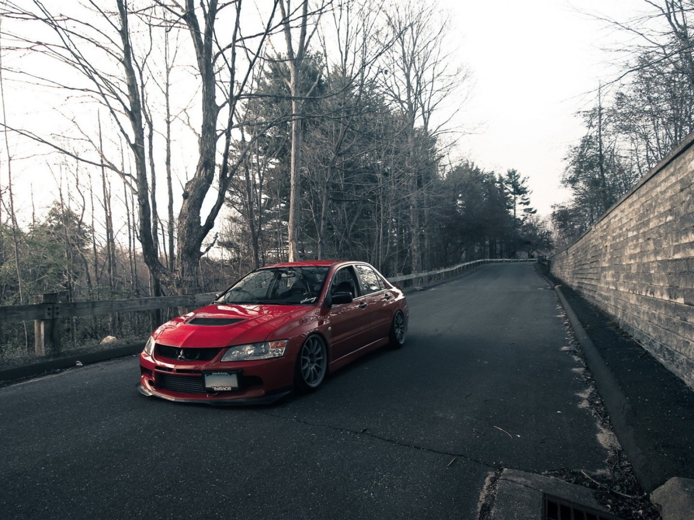 Красный автомобиль Mitsubishi Lancer Evo X