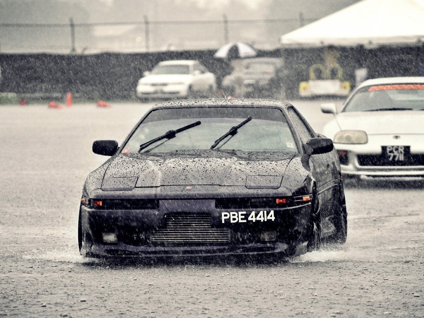 Черный Nissan под дождем