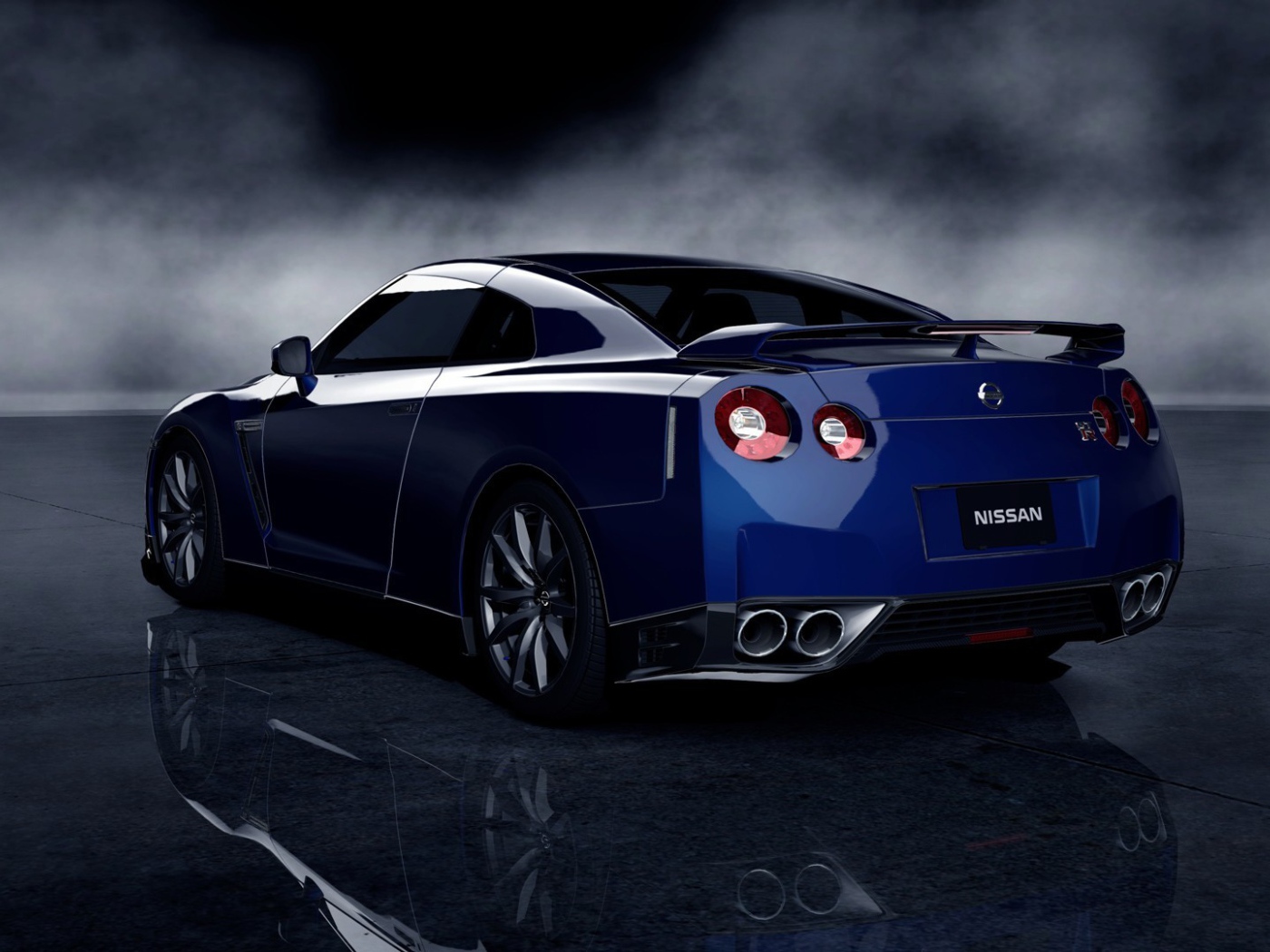 Дорогой синий автомобиль Ниссан