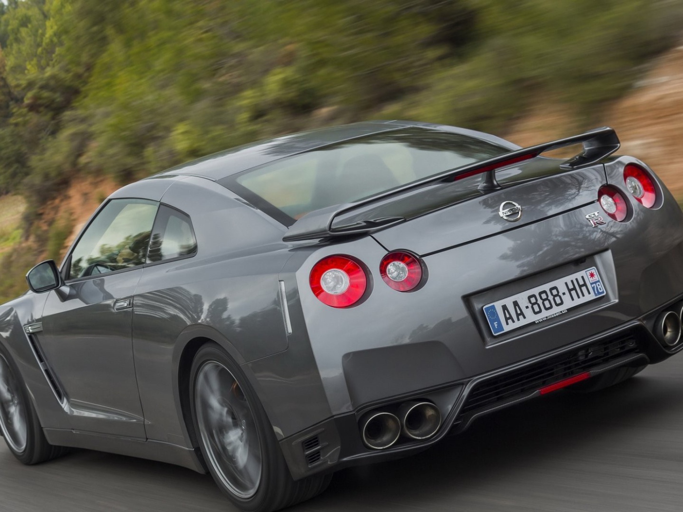 Серый Nissan GT-R на дороге