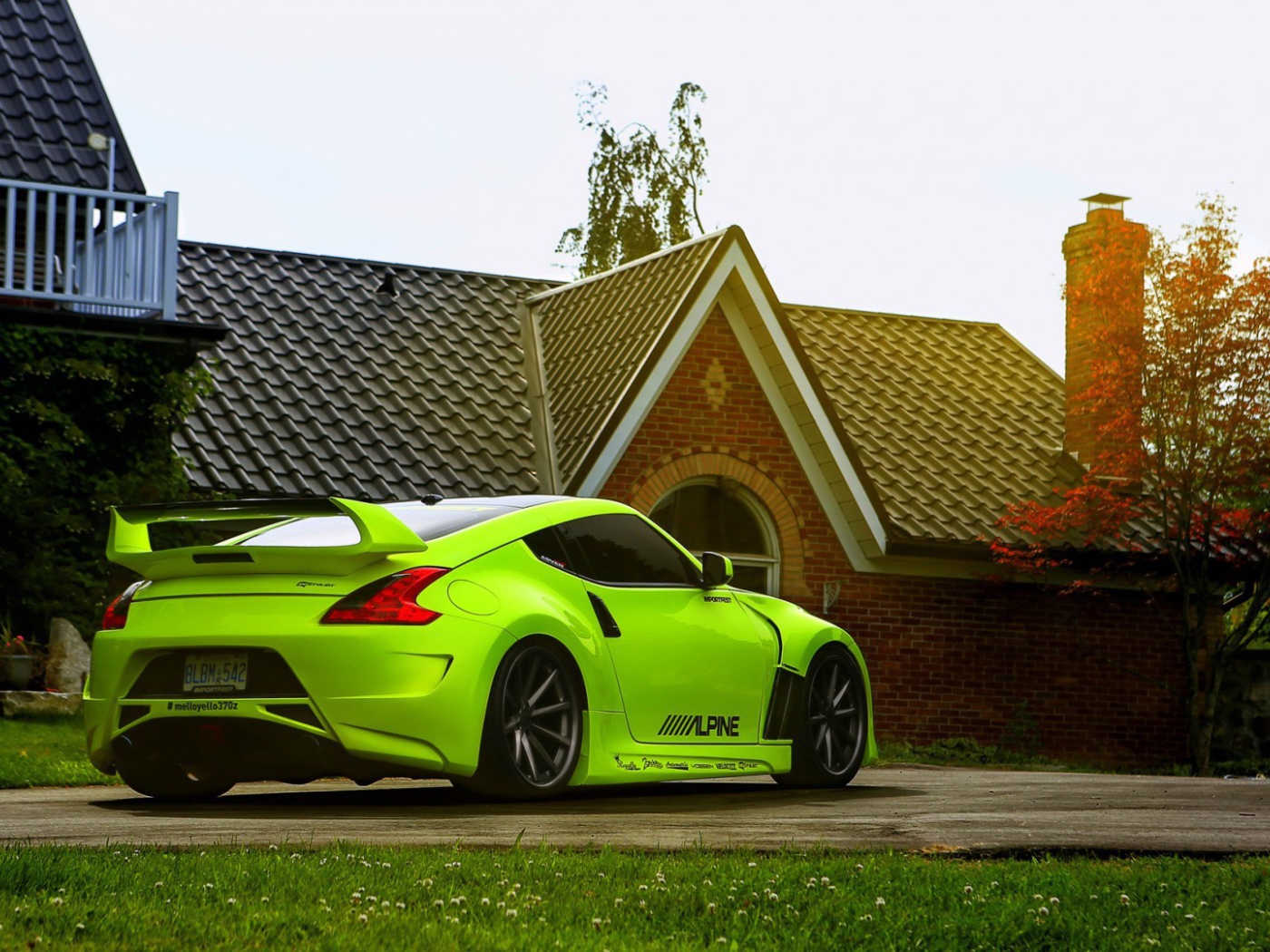 Зеленый Nissan 370Z у дома